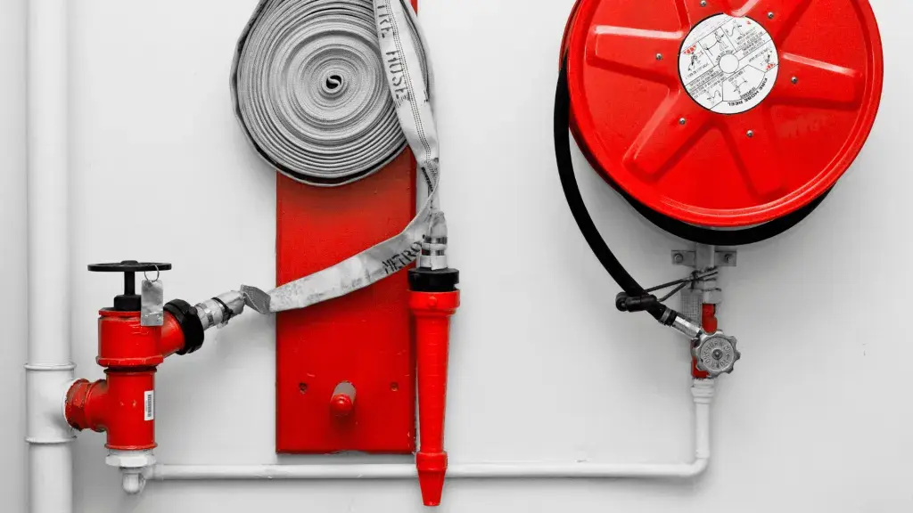 Idrante a muro con naspo antincendio in azienda